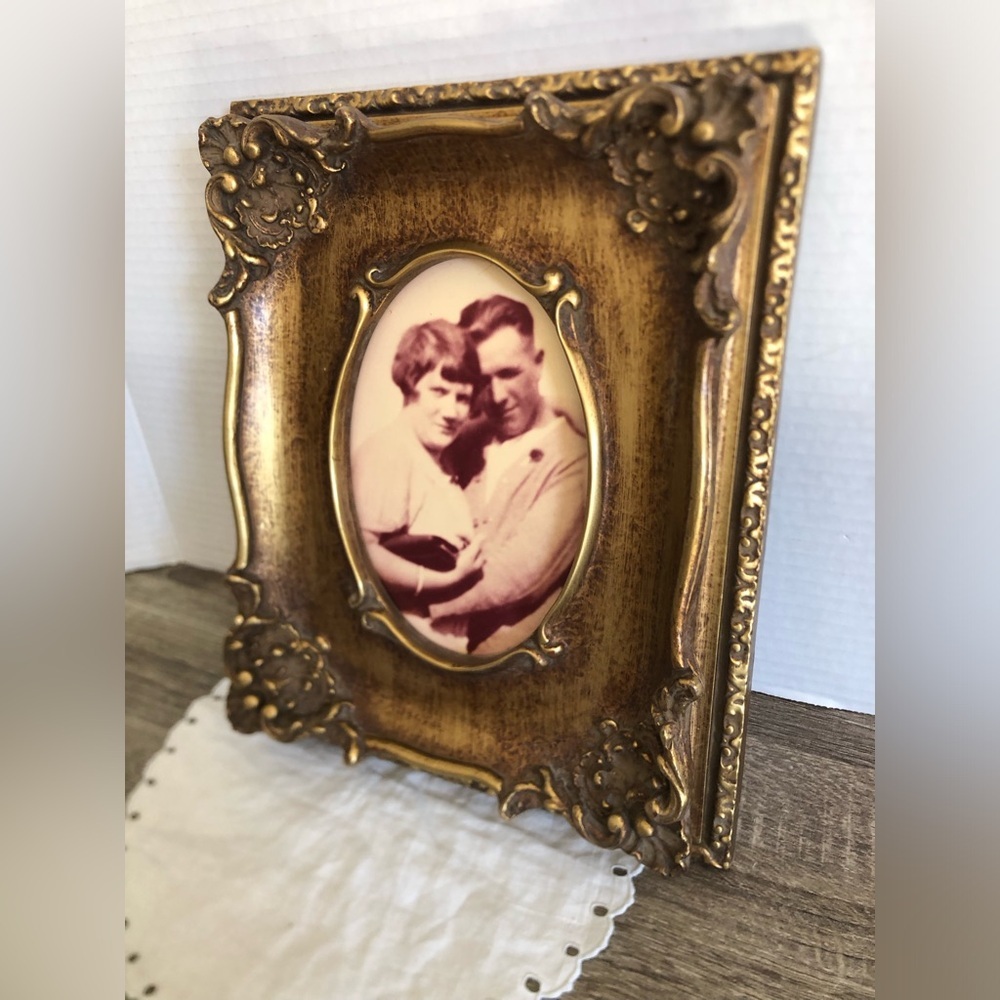 Vtg Gold Ornate Frame with Old Photograph - Picture 5 of 11